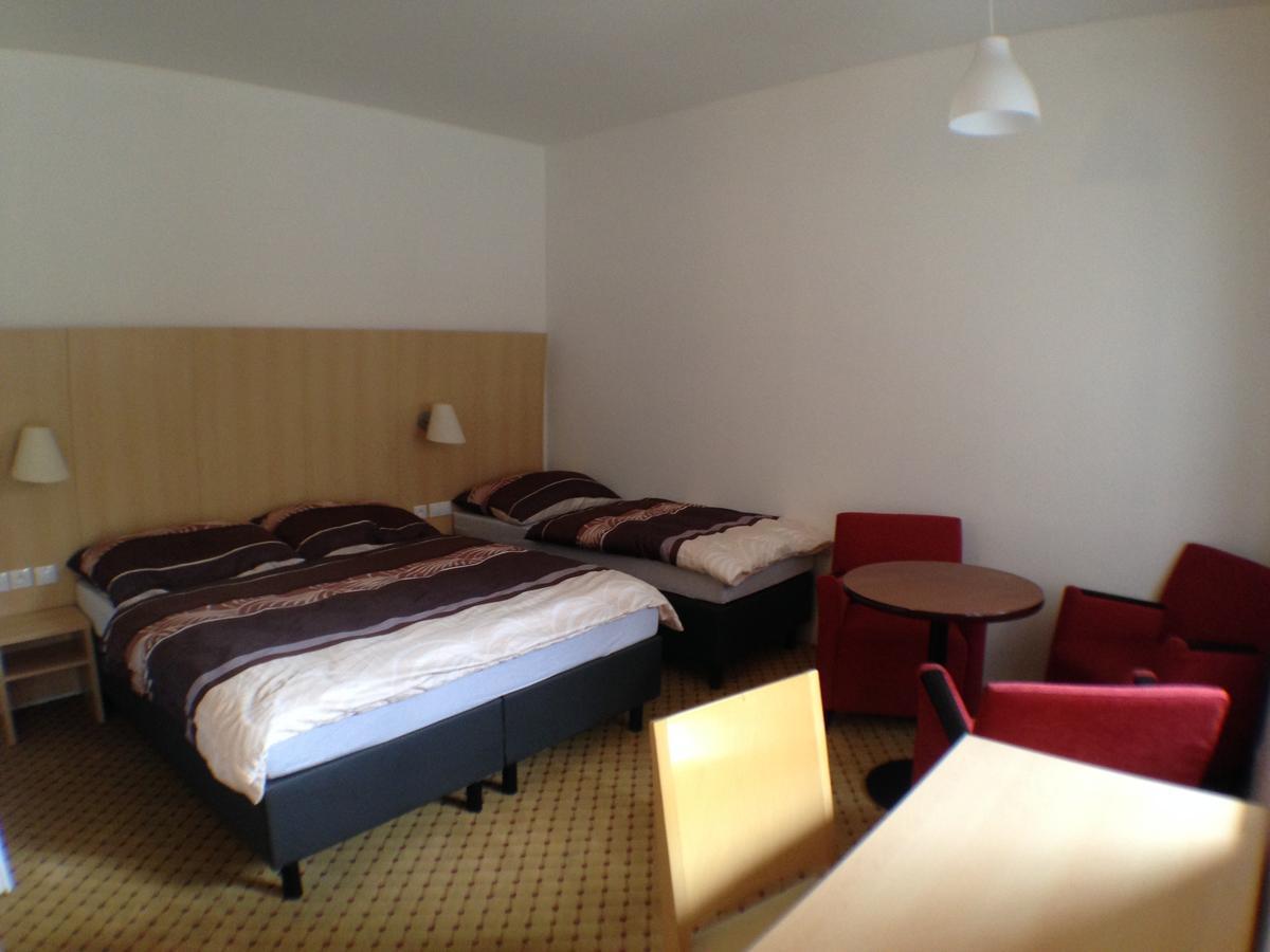 Hotel U Cerneho Orla Kostelec nad Cernymi Lesy Luaran gambar