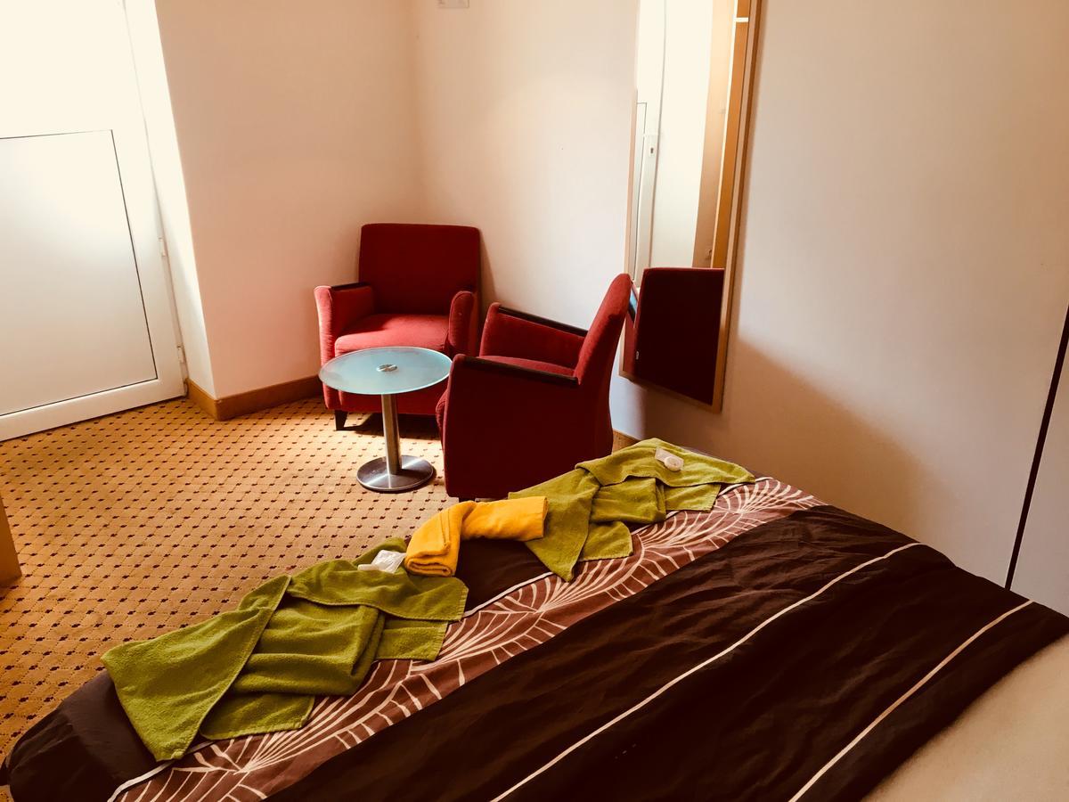 Hotel U Cerneho Orla Kostelec nad Cernymi Lesy Luaran gambar