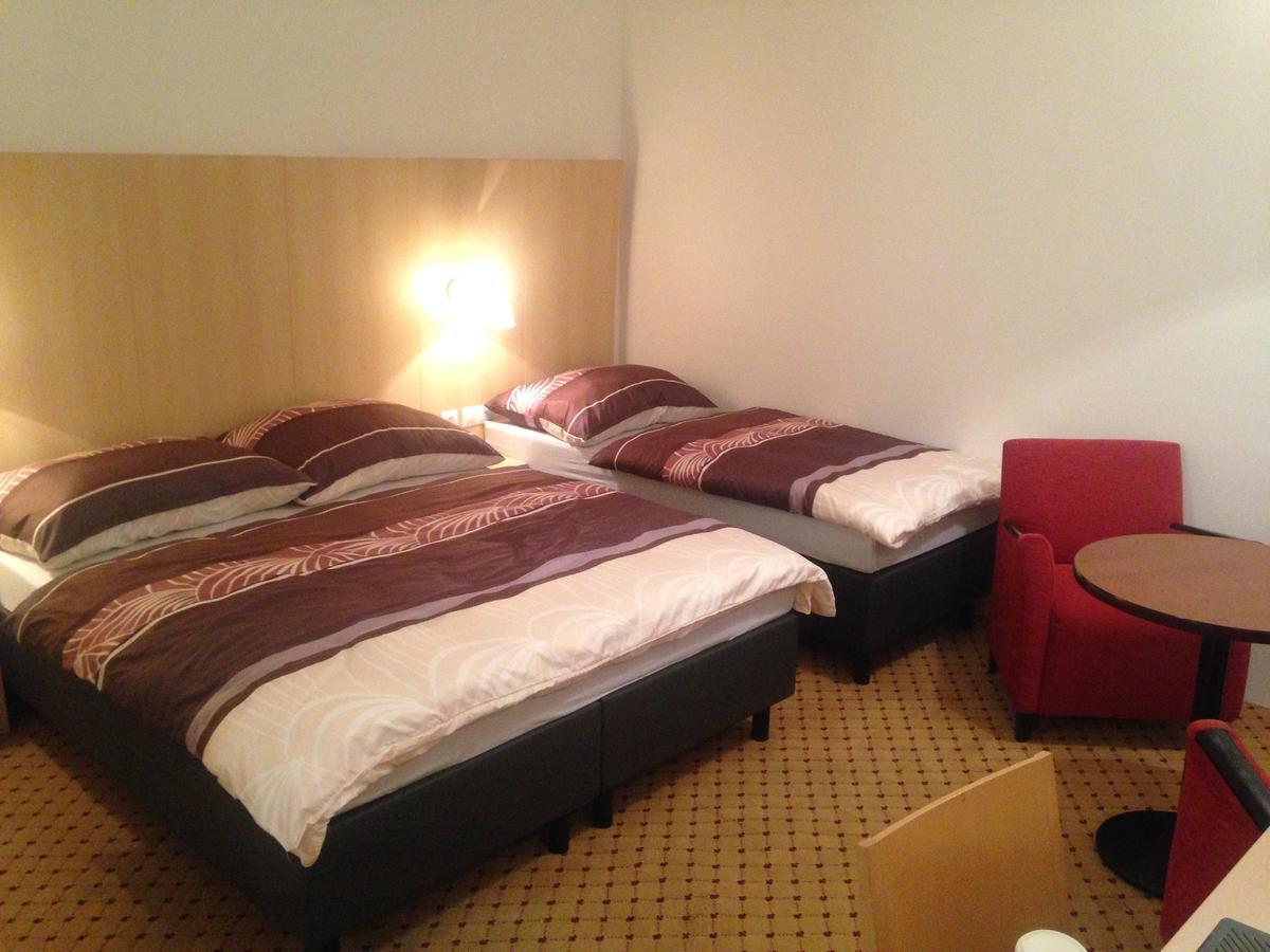 Hotel U Cerneho Orla Kostelec nad Cernymi Lesy Luaran gambar